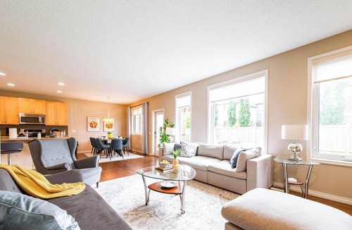 West Edmonton House | Outdoor Oasis-Hottub-BBQ-Firetable-AC-KingBd-85"TV
