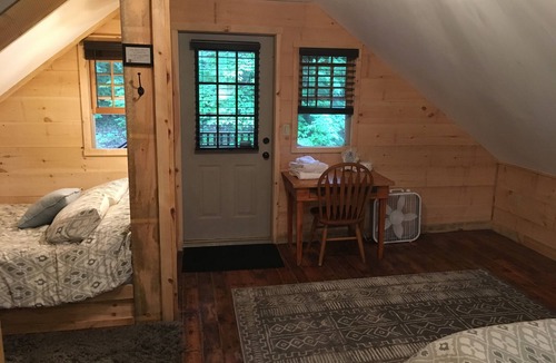 North Conway Cabin | Owl-Pine Ski Lodge: Rustic Cabin w/Hot Tub