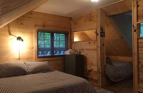 North Conway Cabin | Owl-Pine Ski Lodge: Rustic Cabin w/Hot Tub