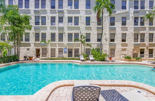 Palm Beach Apartment | Palm Beach Condo 5 Mins to Beach Heated Pool