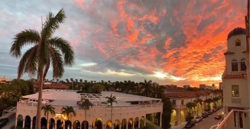 Palm Beach Hotel | Palm Beach Hotel with Juliette Balconies! 2 blocks from beach! Historic Landmark