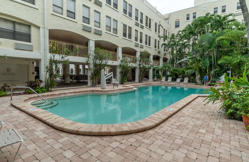 Palm Beach Apartment | 🏝Palm Beach Island Condo-Hotel Room Walk to Beach 🏖