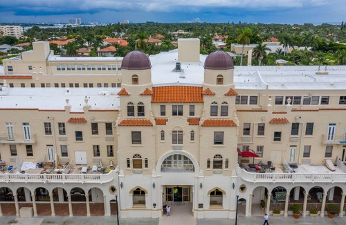 Palm Beach Apartment | 🏝Palm Beach Island Condo-Hotel Room Walk to Beach 🏖