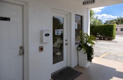 Lake Worth Hotel | Palm Breeze Hotel