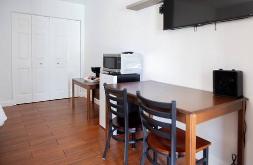 Lake Worth Hotel | Palm Breeze Hotel