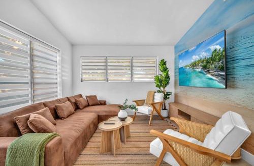 Driftwood House | Palm Fiction - Pool and Hard Rock Casino