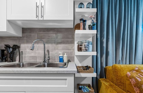 Southeast Edmonton Condo | Palm Royale Suite | Near Airport | WiFi | King Bed