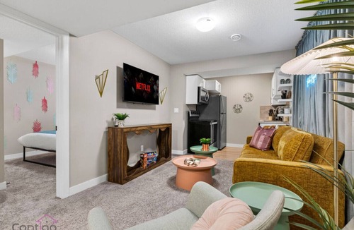 Southeast Edmonton Condo | Palm Royale Suite | Near Airport | WiFi | King Bed