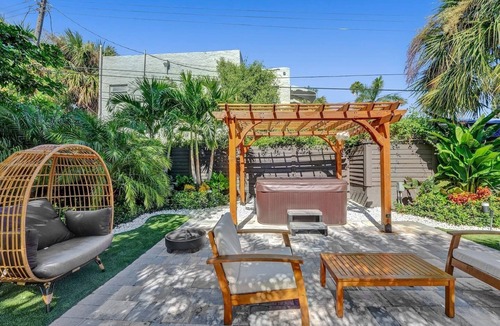 West Palm Beach Villa | "Palms Estate"-Tropical Oasis|Hot Tub|Games|Luxe