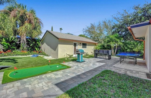 West Palm Beach Villa | "Palms Estate"-Tropical Oasis|Hot Tub|Games|Luxe