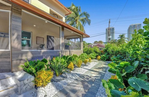 West Palm Beach Villa | "Palms Estate"-Tropical Oasis|Hot Tub|Games|Luxe