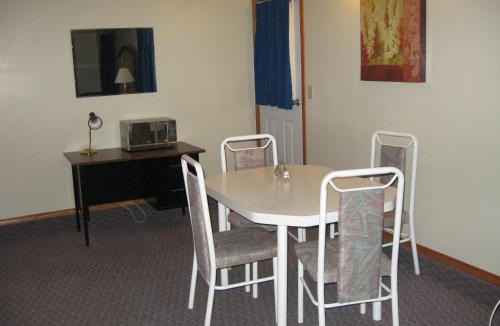 Medicine Hat Hotel | Pals Motel and RV Park