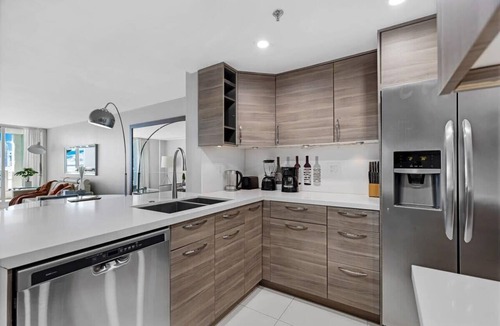 Downtown Miami Apartment | Panoramic Views | Premium Amenities | StayCozy