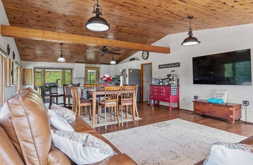 Custer House | Papa’s Place: Scenic Willow Creek Escape
