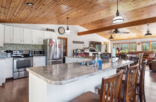 Custer House | Papa’s Place: Scenic Willow Creek Escape