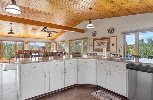 Custer House | Papa’s Place: Scenic Willow Creek Escape