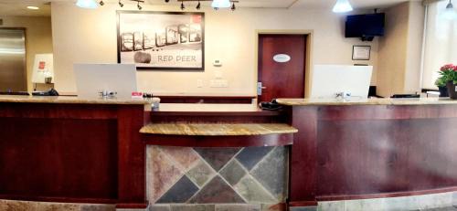 Red Deer Hotel | Park Hill Inn & Suite