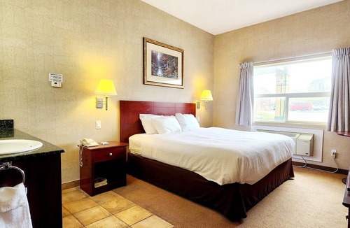 Red Deer Hotel | Park Hill Inn & Suites