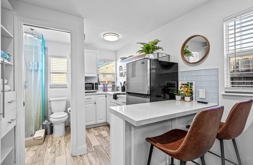 Parrot Cove Cottage | Parrot Cove Paradise♥ Cozy, Modern Cottage w/Yard