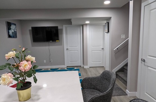 Southwest Edmonton House | Peaceful 2 Bedroom Guest Suite located at the SW Edmonton close to the airport.
