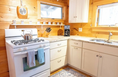 Lincolnville Cottage | Peaceful 2-bedroom cottage in charming Lincolnville, near lake, winery & Camden