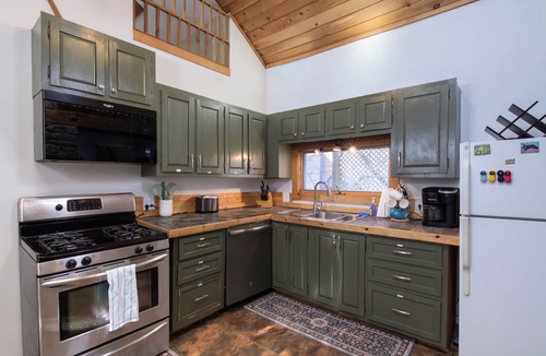 Richford Cabin | Peaceful 3-bedroom cabin with 4 beds in charming Montgomery minutes to Jay Peak!