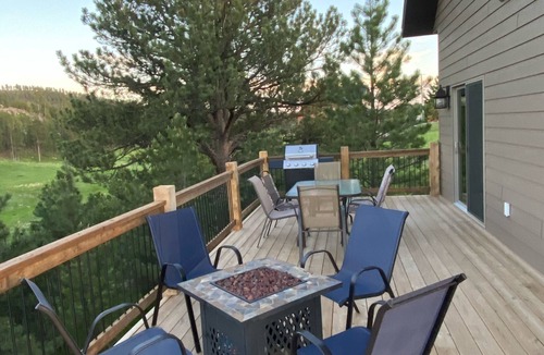 Custer Cabin | Peaceful Cabin with Beautiful Mountain Views