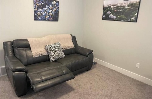 Castlegar House | Peaceful & close to skiing/lakes