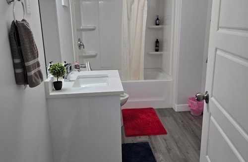 Saskatoon House | Peaceful family-friendly home close to shops, cinema, gym, and parks.