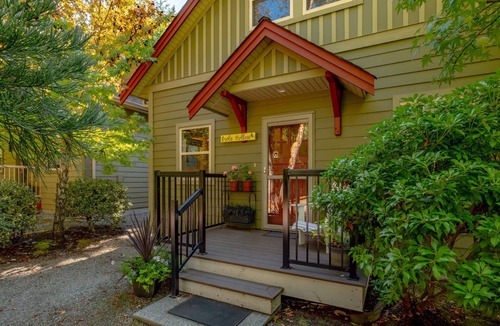 Regional District of Nanaimo Cabin | Peaceful, immaculate & fully equipped!
