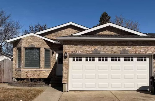 Southeast Edmonton House | Peaceful| King Beds| Attached Garage| Pet Friendly.