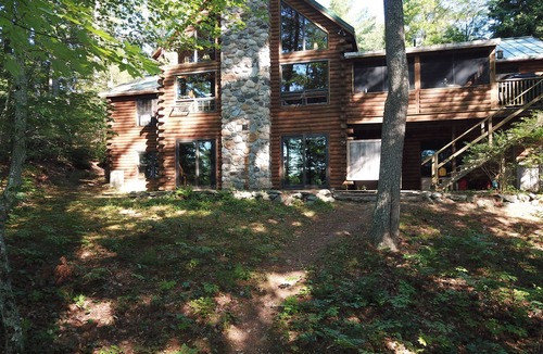 Newcastle House | Peaceful Lakefront Oasis with Beautiful Waterfront & Fun Lake Toys