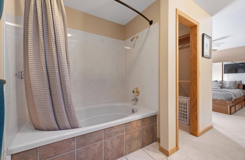 Rapid City House | Peaceful Pines 5 BR Home with Jacuzzi - Sleeps 9