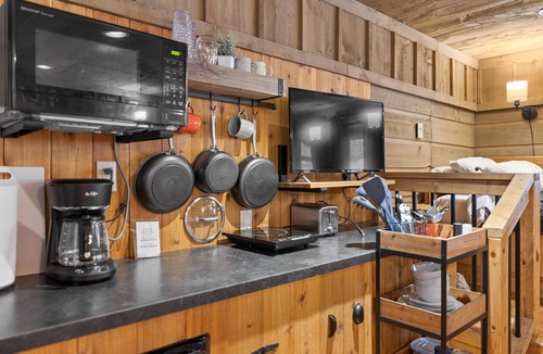 Hermosa Hotel | Peaceful Views & Comfort, Within 10 Mi of Mt. Rushmore & Custer State Park.