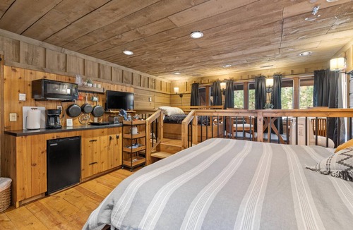 Hermosa Hotel | Peaceful Views & Comfort, Within 10 Mi of Mt. Rushmore & Custer State Park.