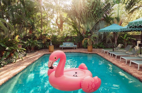 West Palm Beach Cottage | Peach Cottage: Palm Beach-style bliss, shared pool
