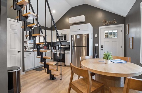 Hampton House | Pelican Cliff Cottage - Tiny Home at Hampton Beach