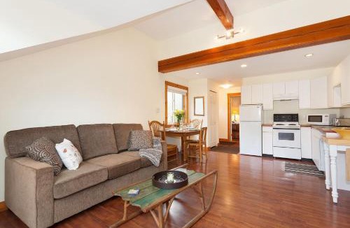 Pemberton Apartment | Pemberton Valley 1 bedroom suite king size bed WIFI cable TV gorgeous views free parking walk to Village