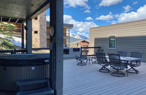 Mount Crested Butte Condo | Penthouse #4 Panoramic Views, Hot Tub, 75" & 55" TVs, Sonos, Free Town & Ski Bus