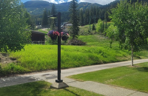 East Kootenay Condo | Perfect location One Bedroom Townhome: True Ski to Door!