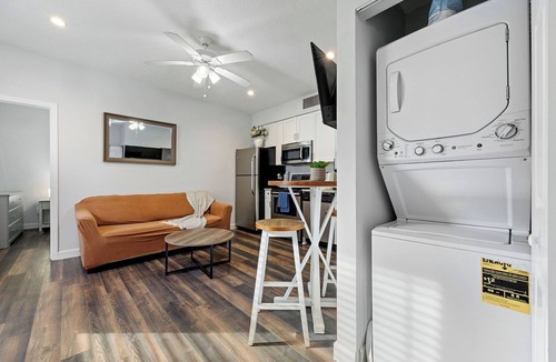 Southside Apartment | Perfect Palm Beach Escape | Cozy 1BR + Putt-Putt