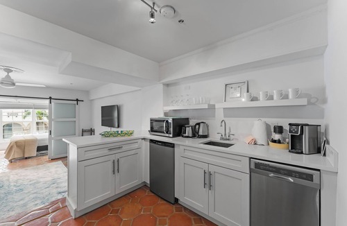 Palm Beach Condo | Perfect Palm Beach Location. Classic, spacious 1-bedroom condo, suite with AC.