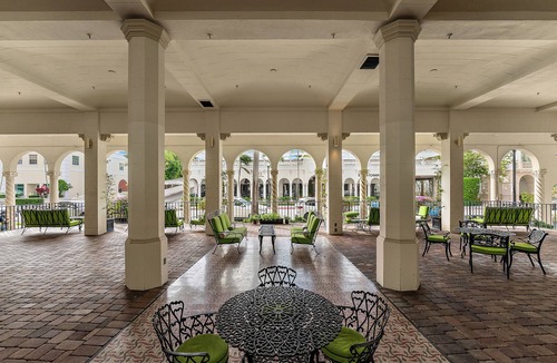 Palm Beach Condo | Perfect Palm Beach Location. Classic, spacious 1-bedroom condo, suite with AC.