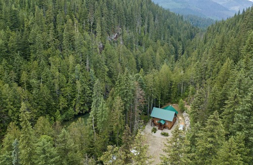 Malakwa Cabin | Perry River Lodge, a Riverside Retreat