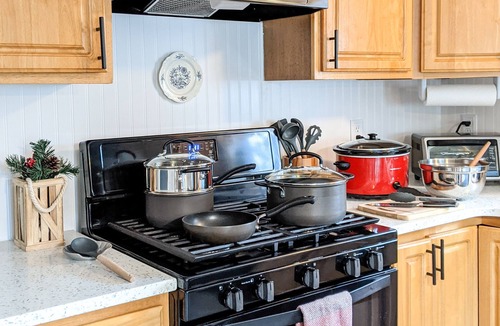 Union Ski Chalet | Pet-Friendly Mountainside Chalet w/ Gas Fireplace, Big Deck, & Sunset Views