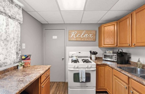 Kamm's Corners House | Pet-Friendly - Sleeps 6 - 10 Min to Airport