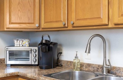 Kamm's Corners House | Pet-Friendly - Sleeps 6 - 10 Min to Airport