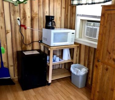 Hot Springs House | Pet-Friendly Studio Cabin with BBQ and Porch in South Dakota