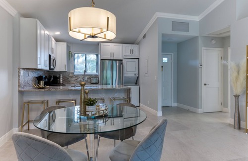 Palm Beach Gardens Cottage | PET FRIENDLY Brand New cottage with great rates! Book now - it won’t last