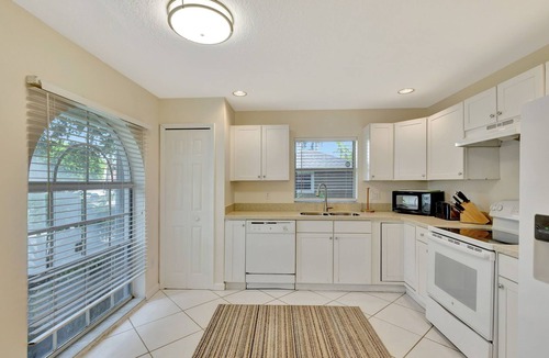Greenview Shores Villa | Pet friendly villa in tranquil Wellington close to WEF, shopping, & amenities.